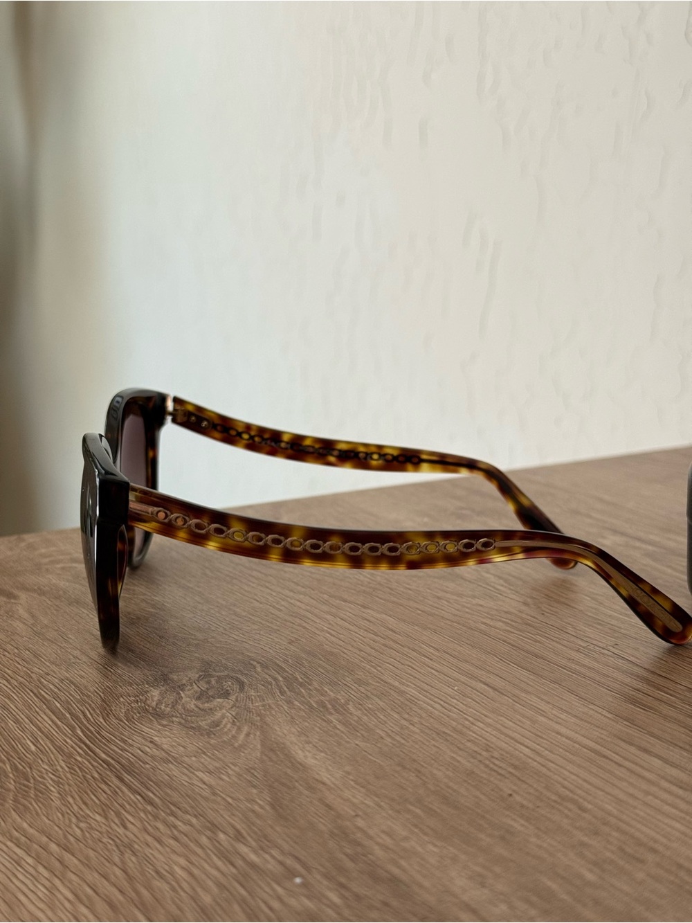 Coach Tortoiseshell Sunglasses with Gradient Brown Lenses + Hard Shell Case - Picture 4 of 9